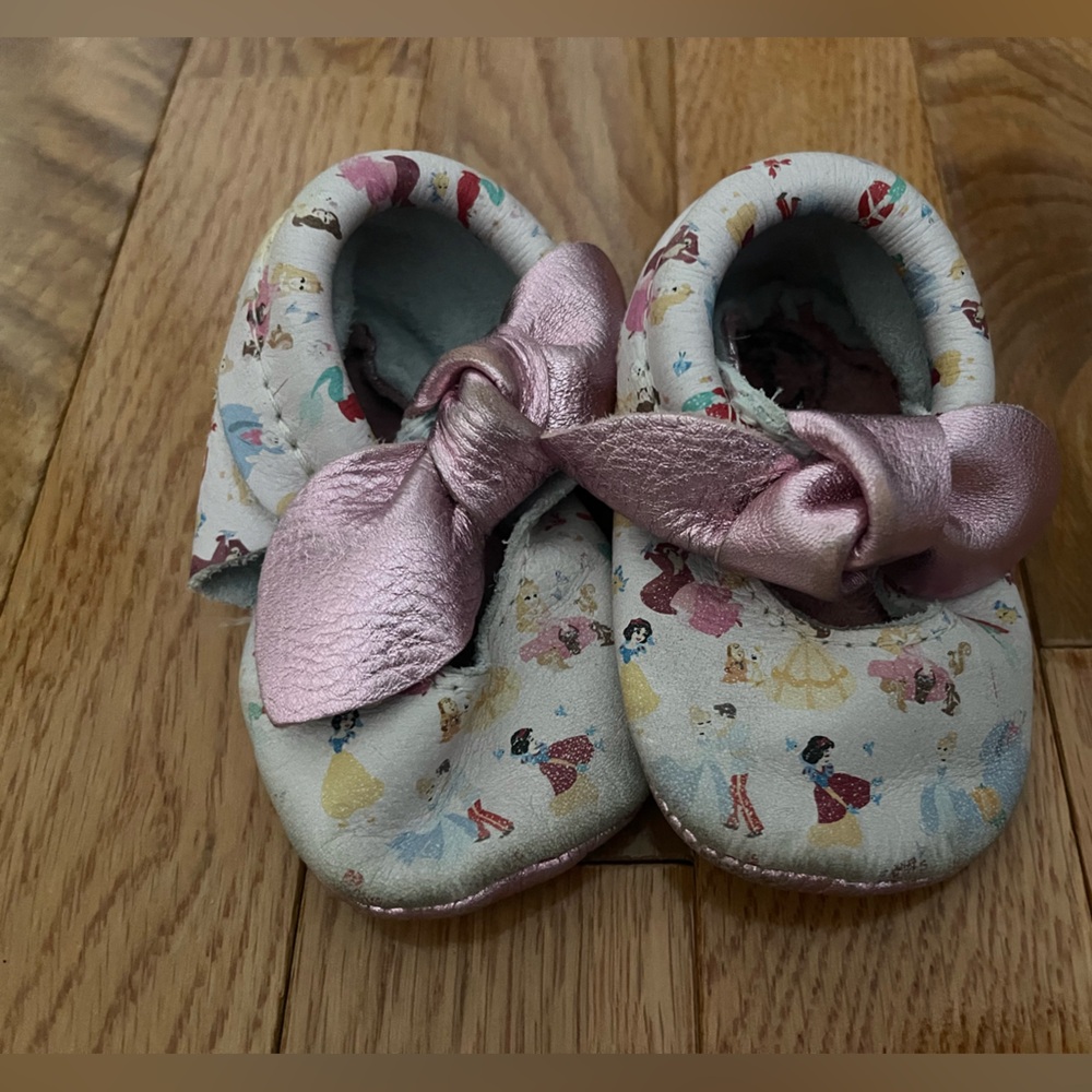 freshly picked Disney Princess Print Moccasins with Pink Bow